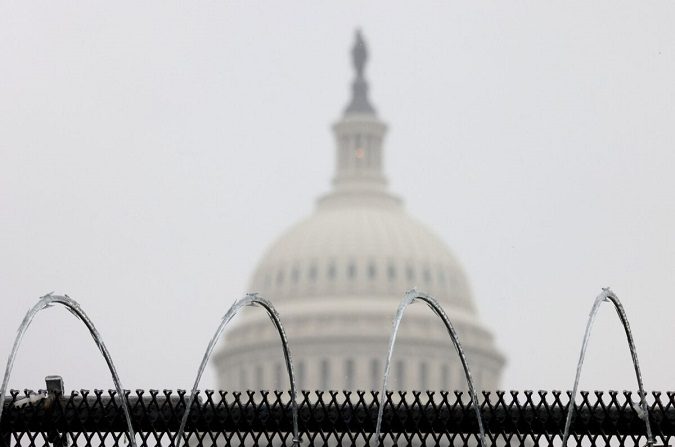 El alambre de púas se ve encima de una valla fuera del Capitolio en Washington durante el quinto día del juicio de impeachment del expresidente Donald Trump el 13 de febrero de 2021. (Win McNamee/Getty Images)
