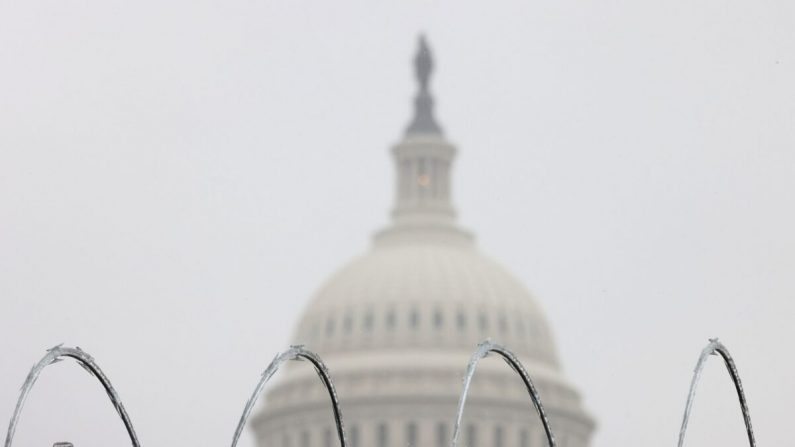 El alambre de púas se muestra encima de una valla fuera del Capitolio en Washington durante el quinto día del juicio de impeachment del expresidente Donald Trump el 13 de febrero de 2021. (Win McNamee/Getty Images)
