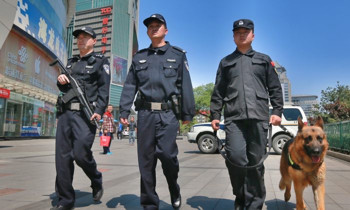 Agentes de policía armados patrullan una calle en Beijing, China, el 12 de mayo de 2014 (VCG / VCG a través de Getty Images).
