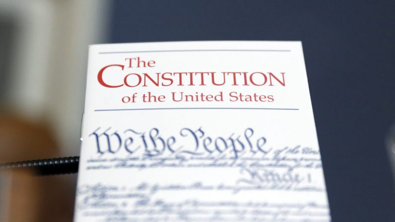 Una copia de la Constitución de Estados Unidos durante una audiencia en la Cámara, el 17 de diciembre de 2019. (Andrew Harnik/Pool/Getty Images)