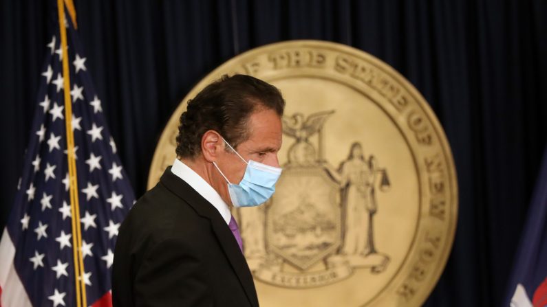 El gobernador del estado de Nueva York, Andrew Cuomo, llega a una conferencia de prensa en la ciudad de Nueva York, el 8 de septiembre de 2020. (Spencer Platt/Getty Images)