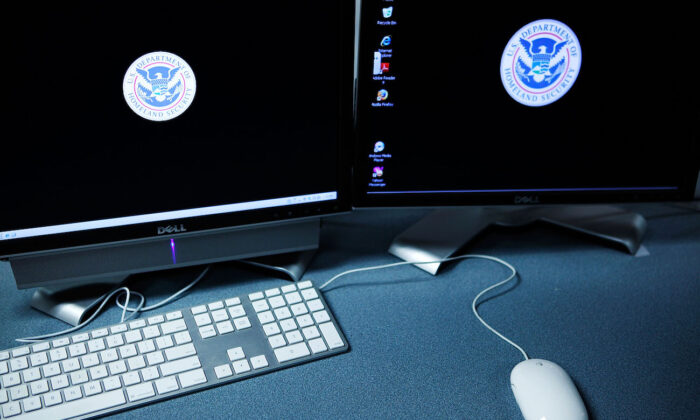 Los logotipos del Departamento de Seguridad Nacional de Estados Unidos se ven en los terminales informáticos del Centro de Ciberdelitos del Servicio de Inmigración y Aduanas de Estados Unidos en Fairfax, Virginia, el 13 de octubre de 2009. (Alex Wong/Getty Images)