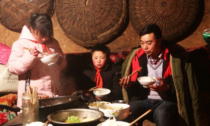 Wang Fuman, también conocido como "Frost Boy", se encuentra con su familia en Ludian, en la provincia de Yunnan, suroeste de China, el 11 de enero de 2018. (AFP/Getty Images)