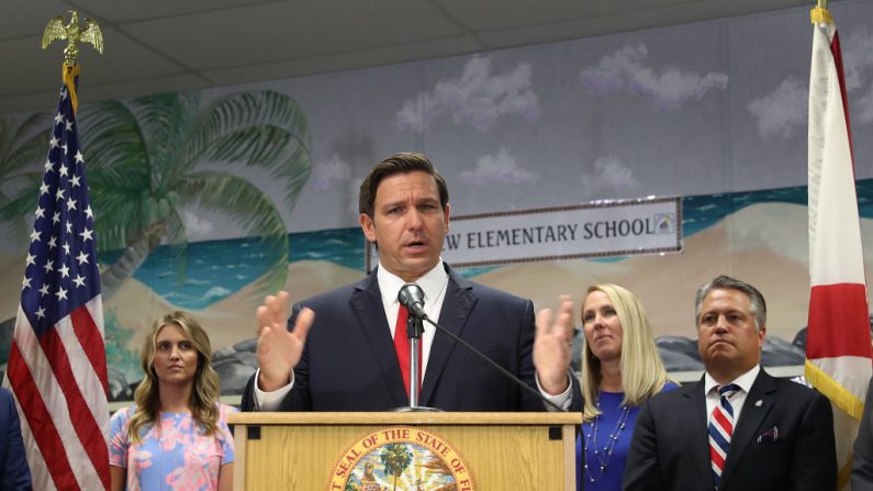 El gobernador de Florida, Ron DeSantis, en una conferencia de prensa en la escuela primaria Bayview en Fort Lauderdale, Florida, el 7 de octubre de 2019. (Joe Raedle/Getty Images)