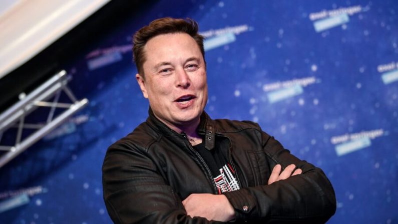 Elon Musk, propietario de SpaceX y CEO de Tesla, posa a su llegada a la alfombra roja de la ceremonia de los premios Axel Springer, en Berlín, Alemania, el 1 de diciembre de 2020. (Britta Pedersen/Pool/AFP vía Getty Images)
