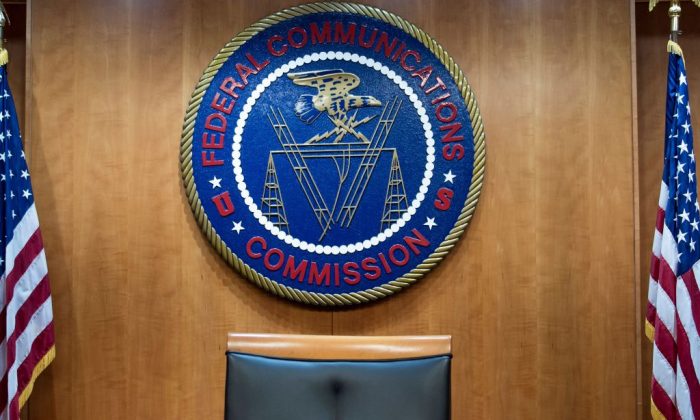 Logo de la Comisión Federal de Comunicaciones (FCC). Imagen del 27 de diciembre de 2018. (Brendan Smialowski/AFP/Getty Images)
