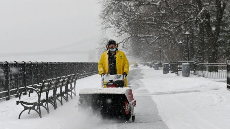Un hombre usa un soplador de nieve durante una tormenta invernal en Nueva York, EE.UU., el 18 de febrero de 2021. (Foto de Angela Weiss / AFP a través de Getty Images)