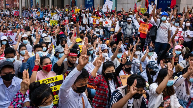 Los manifestantes se reúnen y saludan con tres dedos en la Plaza Sule el 22 de febrero de 2021 en el centro de Rangún, Birmania. (Foto de Hkun Lat / Getty Images)