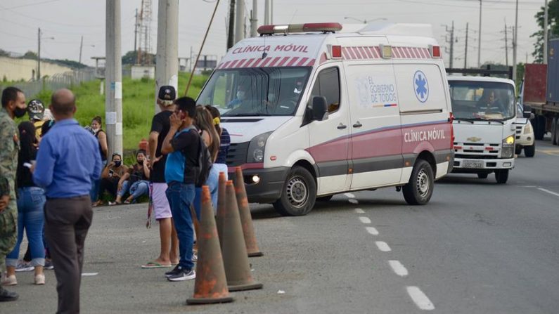 Una ambulancia llega a la prisión de Guayaquil luego de los actos de violencia que dejaron reclusos muertos en varias prisiones de Ecuador. EFE/ Marcos Pin
