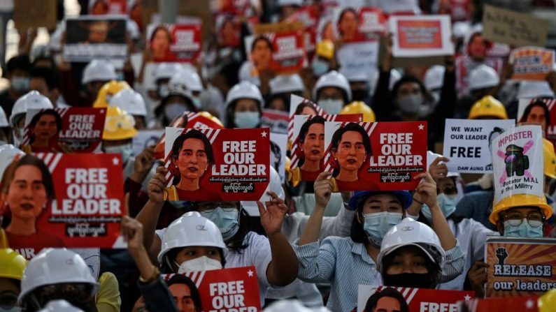 Los manifestantes sostienen pancartas exigiendo la liberación de la líder de Birmania detenida Aung San Suu Kyi durante una manifestación contra el golpe militar del 1 de febrero en Rangún, Birmania, el 10 de febrero de 2021. (Ye Aung Thu / AFP vía Getty Images)