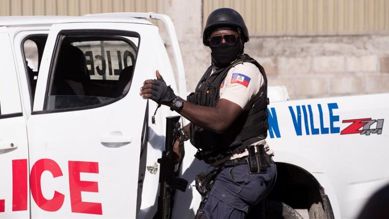 Al menos cuatro personas resultaron heridas este sábado, 30 de octubre de 2021, durante un tiroteo registrado en el colegio Saint Louis de Bourdon, en Puerto Príncipe, en medio de una grave ola de violencia que sacude Haití. EFE/Orlando Barría/Archivo