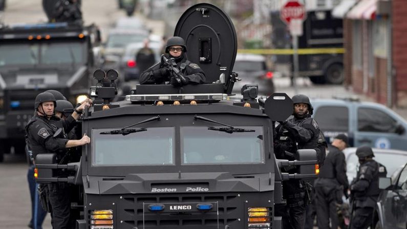 Integrantes del grupo especial SWAT (Armas y Tácticas Especiales, por sus siglas en inglés) allanaron la noche del jueves 25 de febrero un apartamento a pocas cuadras de la playa tras una semana de investigación. EFE/CJ GUNTHER/Archivo