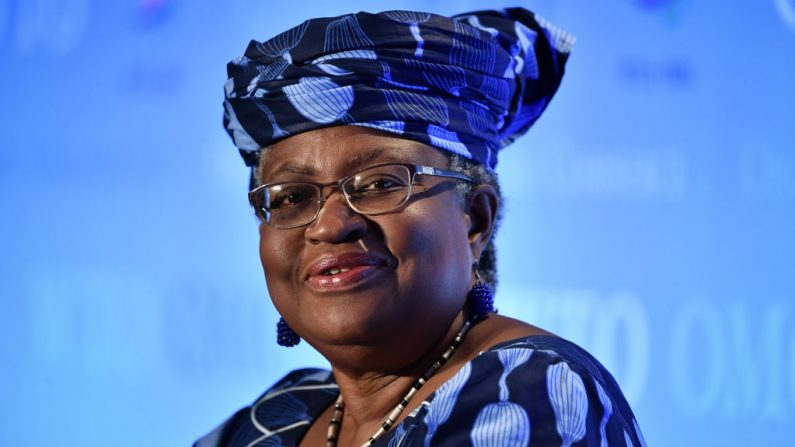 La nigeriana Ngozi Okonjo-Iweala, quien fue elegida el 15 de febrero de 2021 como directora general de la Organización Mundial del Comercio (OMC), sonríe durante una conferencia de prensa el 15 de julio de 2020 en Ginebra (Suiza). (Foto de Fabrice Coffrini / AFP a través de Getty Images)