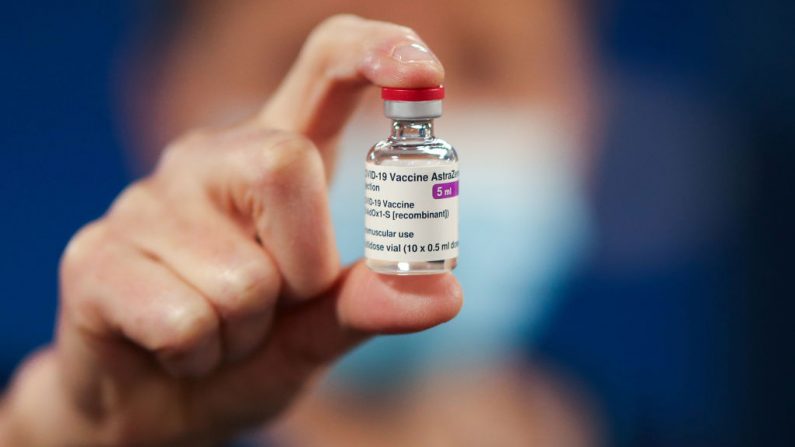 Un trabajador de la salud sostiene un vial de la vacuna contra la enfermedad del covid-19 AstraZeneca en el Pentland Medical Practice el 7 de enero de 2021 en Currie, Escocia. (Russell Cheyne-WPA Pool/Getty Images)
