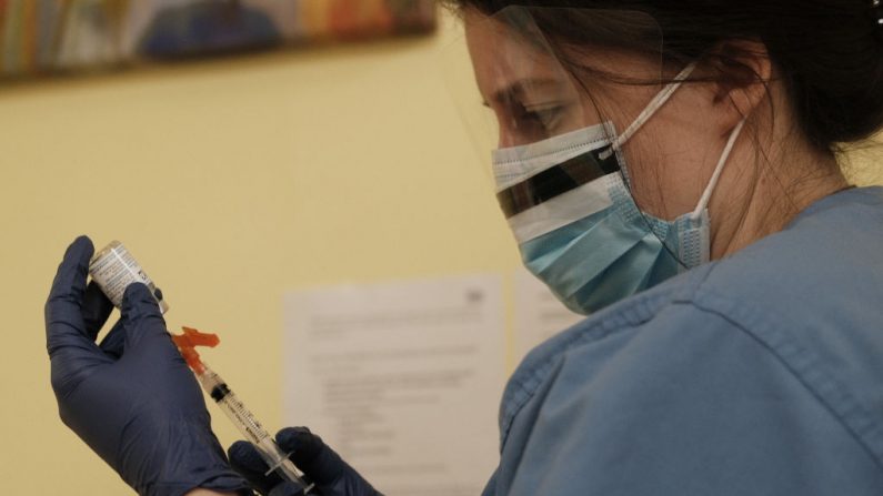 Una trabajadora del área médica prepara la vacuna Moderna Covid-19 en un centro de vacunación en Stevenson Family Health Center en el Bronx el 10 de febrero de 2021 en la ciudad de Nueva York (EE.UU.). (Foto de Spencer Platt / Getty Images)