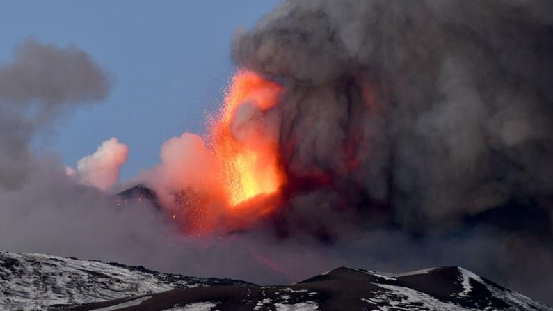 El volcán Etna, situado en Sicilia (sur de Italia), ha entrado este martes 16 de febrero en erupción y ha levantado una columna de humo de más de un kilómetro que ha obligado al aeropuerto de Catania a suspender toda su actividad, a causa de los problemas de visibilidad dada su proximidad. EFE/EPA/ORIETTA SCARDINO