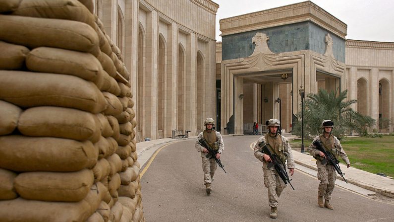 Los Marines de Estados Unidos pasan frente a la Embajada de los Estados Unidos el 6 de febrero de 2007 en Bagdad, Irak. (John Moore / Getty Images)