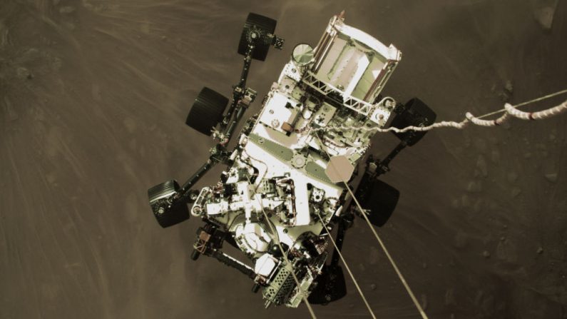 En esta imagen proporcionada por la NASA, la imagen fija es parte de un video tomado por varias cámaras a bordo de la etapa de descenso del rover Perseverance de la NASA cuando aterrizó en el área conocida como cráter Jezero el 18 de febrero de 2021 en el planeta Marte. (Foto de NASA a través de Getty Images)