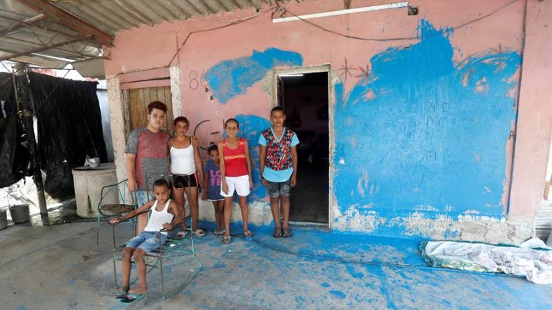 La activista Anyell Valdés (3-i) posa junto a su familia en la casa que fue vandalizada durante un acto de repudio, en La Habana (Cuba). EFE/Yander Zamora