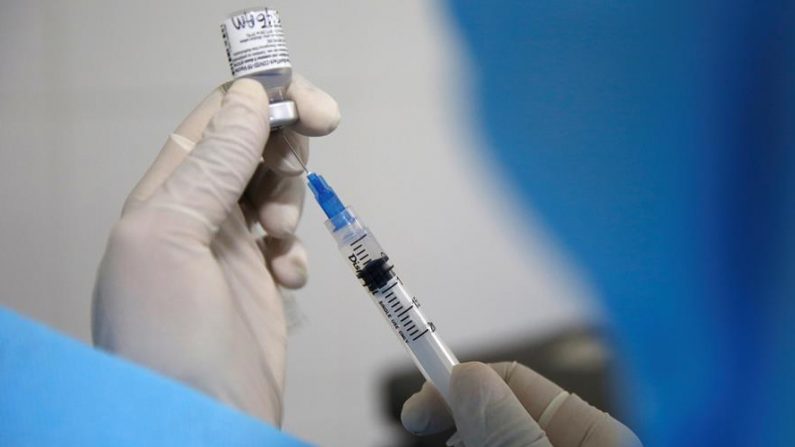 Una enfermera extrae una vacuna contra la covid-19. EFE/ Ernesto Guzmán Jr/Archivo