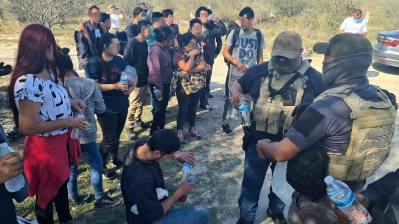 Fotografía cedida por la Fiscalia General de Justicia del Estado de Tamaulipas de migrantes rescatados en una finca del estado de Tamaulipas (México). EFE/ Fiscalía General de Justicia del Estado De Tamaulipas / Archivo