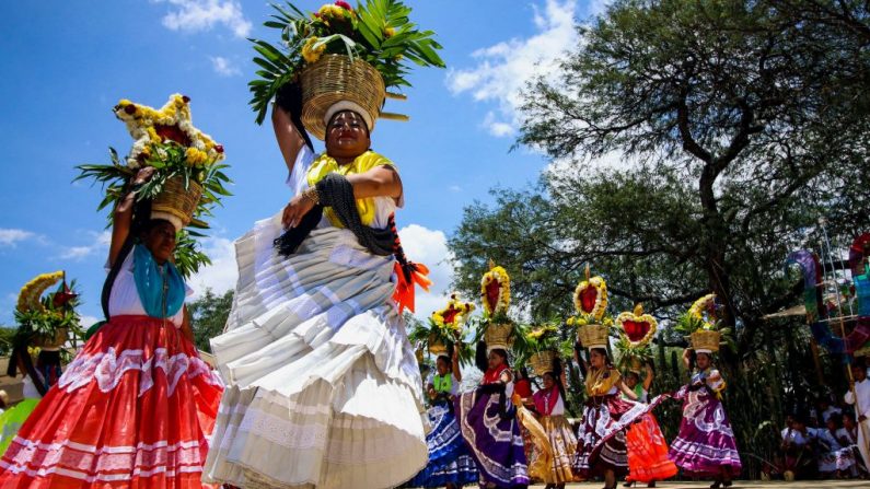 Bailarines regionales actúan en el festival Guelaguetza el 30 de julio de 2018 en Zaachila, Oaxaca, México. (Foto de Patricia Castellanos / AFP a través de Getty Images)