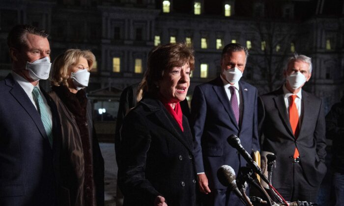 La senadora Susan Collins (R-Maine), habla junto a (I-D) los senadores Todd Young (R-Ind.), Lisa Murkowski (R-Alaska), Mitt Romney (R-Utah) y Rob Portman (R-Ohio), después de una reunión con el presidente de EE.UU., Joe Biden, sobre un proyecto de ley de ayuda por COVID, fuera del Ala Oeste de la Casa Blanca el 1 de febrero de 2021. (SAUL LOEB/AFP vía Getty Images)