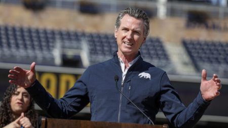 Acusan al gobernador de California, Newsom, por violar nuevamente normas de comidas bajo techo