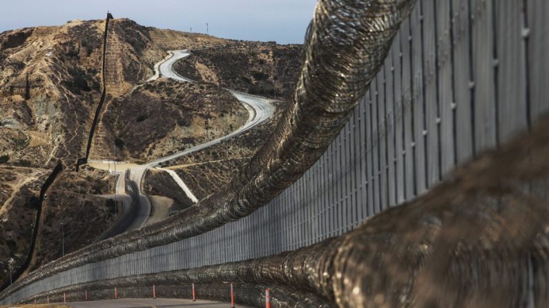 Una sección de la valla fronteriza entre Estados Unidos y México se encuentra en San Diego, California, el 16 de julio de 2018. (Mario Tama/Getty Images)