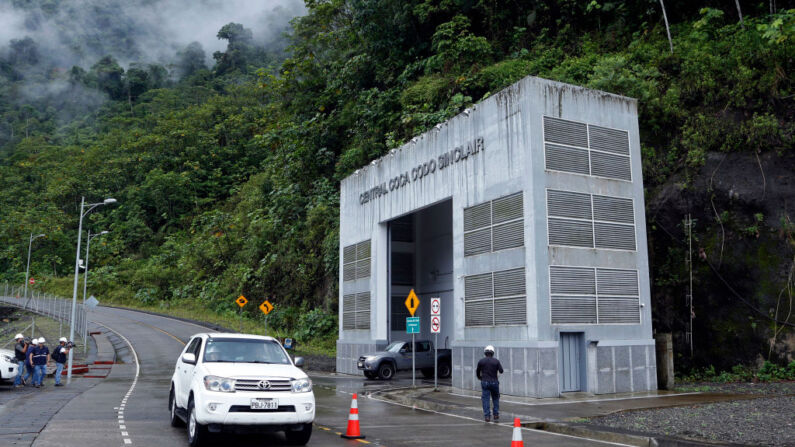 Vista exterior de la central hidroeléctrica Coca Codo Sinclair, construida por la empresa china Sinohydro en Napo, Ecuador, el 20 de noviembre de 2018. (CRISTINA VEGA/AFP vía Getty Images)
