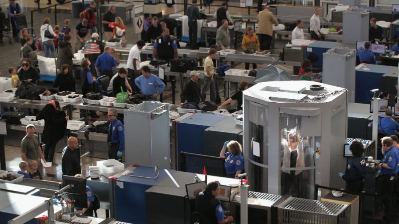 Vista del control de seguridad en el Aeropuerto Internacional de Denver el 22 de noviembre de 2010 en Denver, Colorado (EE.UU.). (Foto de John Moore / Getty Images)
