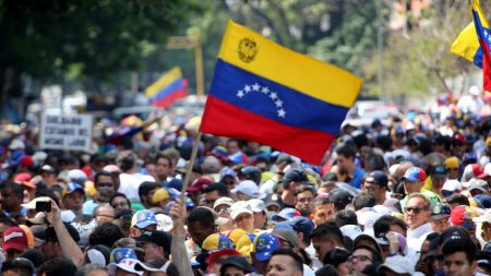 Jóvenes venezolanos salen a protestar contra el régimen de Maduro