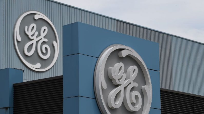 El logo del gigante estadounidense General Electric es fotografiado mientras el ministro francés de Economía y Finanzas, Bruno Le Maire, participa en una reunión con directivos y sindicatos en la sede de GE en Belfort, al este de Francia, el 3 de junio de 2019. (Patrick Hertzog/AFP vía Getty Images)