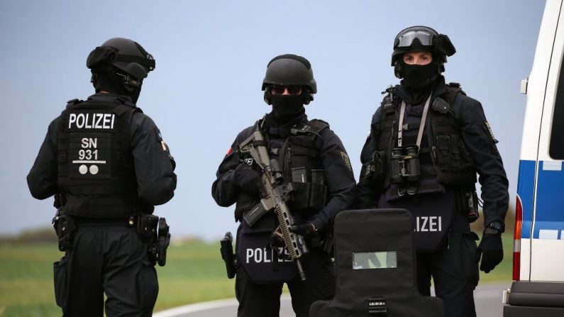 En la imagen, policías de Alemania, foto tomada el 9 de octubre de 2019. (Foto de Ronny Hartmann / AFP a través de Getty Images)