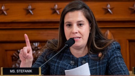 Stefanik lanza proyecto de ley bloqueando fondos federales a colegios y universidades vinculados al PCCh