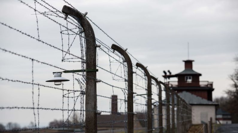 Una valla de alambre de púas encierra el sitio conmemorativo del antiguo campo de concentración nazi de Buchenwald cerca de Weimar, en el este de Alemania, el 27 de enero de 2020. (Foto de Jens Schlueter / AFP a través de Getty Images)
