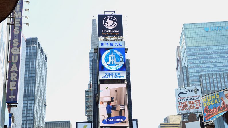 La valla publicitaria electrónica alquilada por Xinhua (2ª desde arriba), la agencia de noticias operada por el gobierno chino, hace su debut el 1 de agosto de 2011 en Times Square de Nueva York. (STAN HONDA/AFP vía Getty Images)
