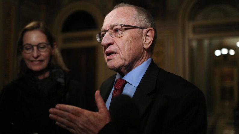 El abogado Alan Dershowitz, entonces miembro del equipo legal del presidente Donald Trump, habla con la prensa en la Sala de Recepción del Senado durante el juicio de impeachment del Senado en el Capitolio en Washington el 29 de enero de 2020. (Mario Tama/Getty Images)