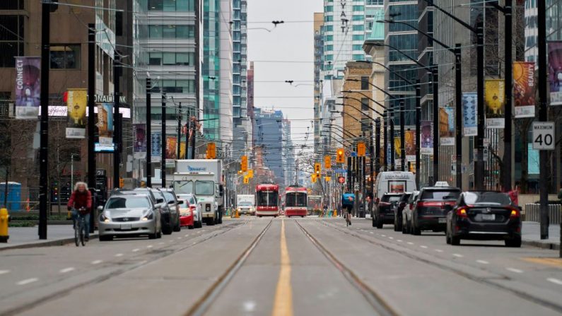 Vehículos se alinean en las calles del centro de Toronto, Ontario (Canadá), el 24 de marzo de 2020. (Geoff Robins / AFP vía Getty Images)