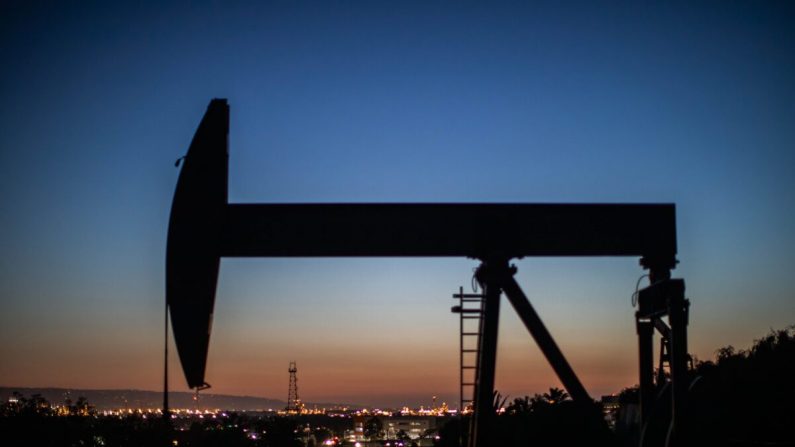 Una bomba de aceite opera al anochecer en el parque Willow Springs en Long Beach, California, el 21 de abril de 2020. (Apu Gomes/AFP a través de Getty Images)