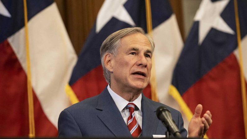 El gobernador de Texas, Greg Abbott, anuncia la reapertura de más negocios en Texas durante la pandemia de COVID-19, en una conferencia de prensa en el Capitolio del Estado de Texas, en Austin, el lunes 18 de mayo de 2020. (Lynda M. Gonzalez/Pool/Getty Images)
