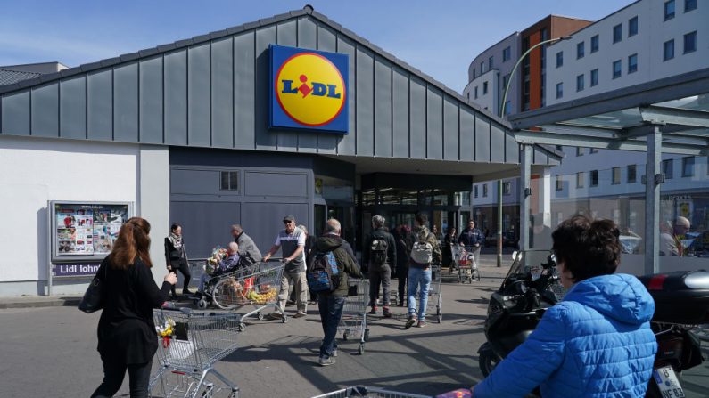 La gente espera en la fila para entrar a un supermercado Lidl el 11 de abril de 2020 en Berlín, Alemania. (Foto de Sean Gallup / Getty Images)