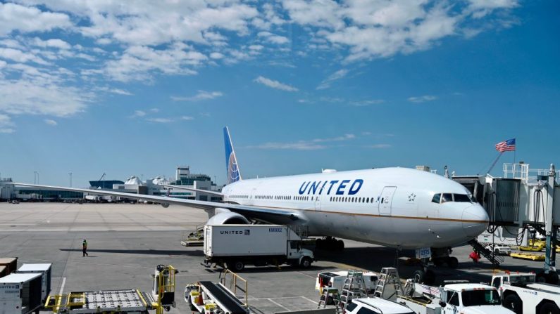 Un Boeing 777-200 de United Airlines se ve en la puerta del Aeropuerto Internacional de Denver (DIA), el 30 de julio de 2020, en Denver, Colorado. (Daniel Slim/AFP vía Getty Images)