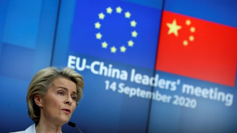 La presidenta de la Comisión Europea, Ursula von der Leyen, en una rueda de prensa tras una cumbre virtual con el líder chino Xi Jinping en Bruselas, Bélgica, el 14 de septiembre de 2020. (YVES HERMAN/POOL/AFP vía Getty Images)
