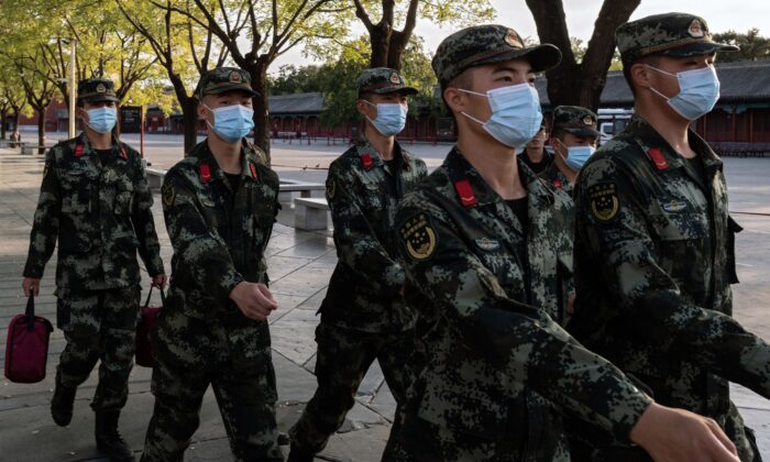 Un grupo de policías paramilitares marcha frente a la entrada de la Ciudad Prohibida en Beijing el 20 de septiembre de 2020. (Nicolas Asfouri/AFP vía Getty Images)