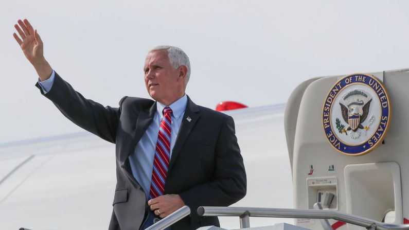 El entonces vicepresidente de Estados Unidos, Mike Pence, llega en el Air Force Two al aeropuerto internacional General Mitchell de Milwaukee antes de dar un discurso en Waukesha, Wisconsin, el 13 de octubre de 2020. (KAMIL KRZACZYNSKI/AFP vía Getty Images)
