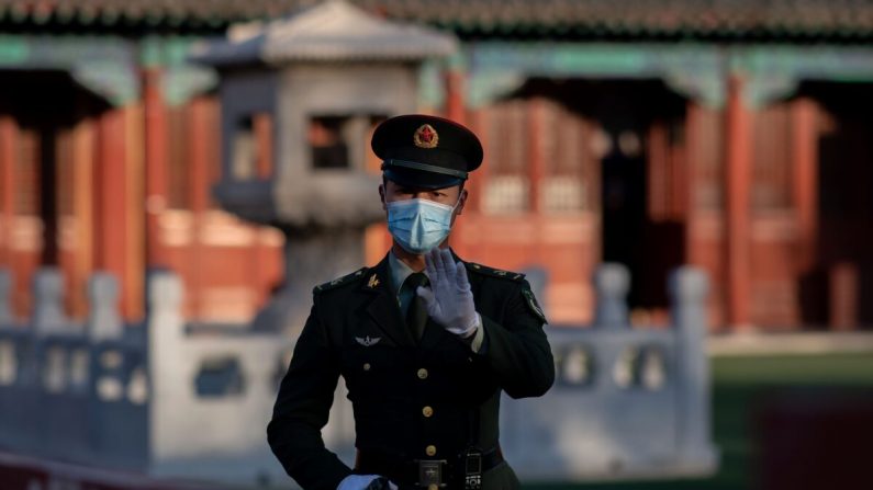 Un soldado hace gestos fuera de la Ciudad Prohibida en Beijing el 22 de octubre de 2020. (NICOLAS ASFOURI/AFP a través de Getty Images)