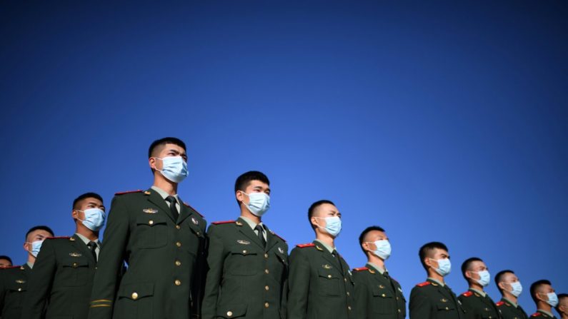 Policías paramilitares chinos se reúnen en la plaza de Tiananmen en Beijing, China, el 23 de octubre de 2020. (NOEL CELIS/AFP vía Getty Images)
