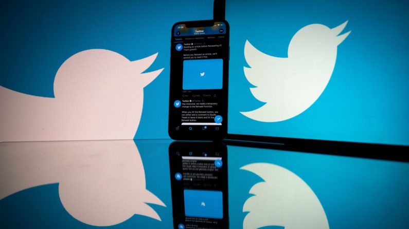 El logotipo de Twitter se muestra en la pantalla de un celular y una tableta en Toulouse, sur de Francia, el 26 de octubre de 2020 (Lionel Bonaventure/AFP a través de Getty Images) 
