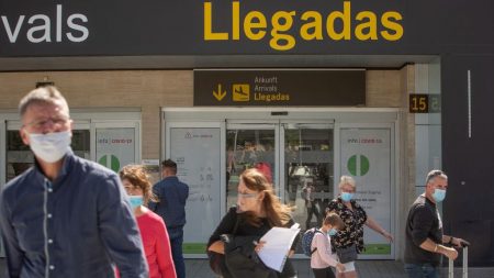 España mantiene restricciones de vuelos desde Reino Unido, Brasil y Sudáfrica